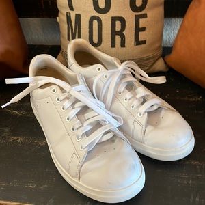 Tory Burch 	
Howell Court Sneaker 8.5